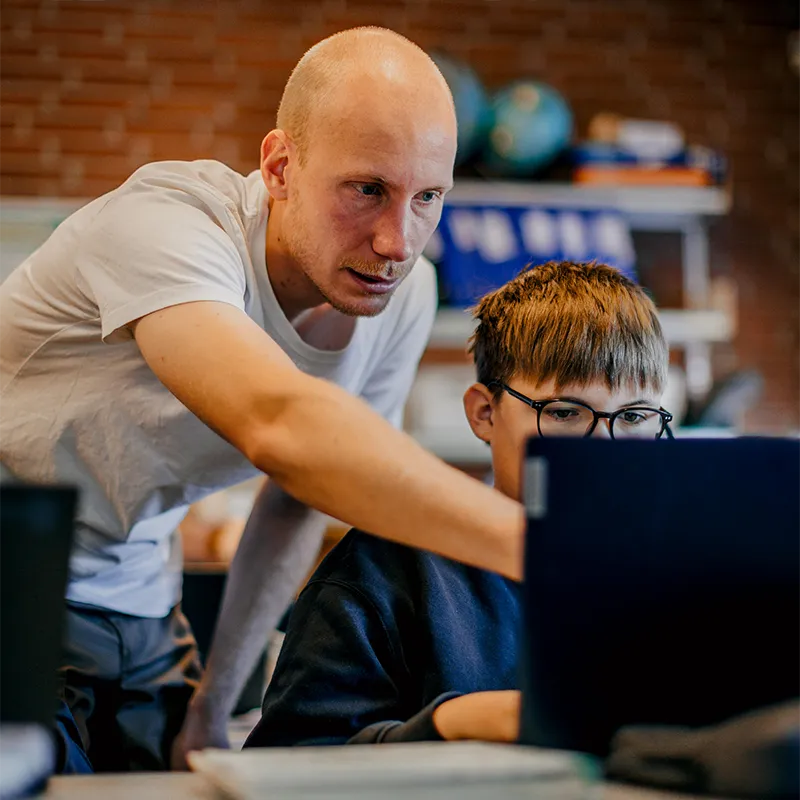 Elev og lærer på Tange Kristne Friskole