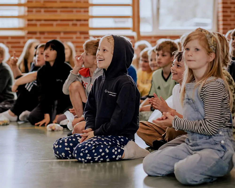 Elever til morgensamling p&aring; Tange Kristne Friskole