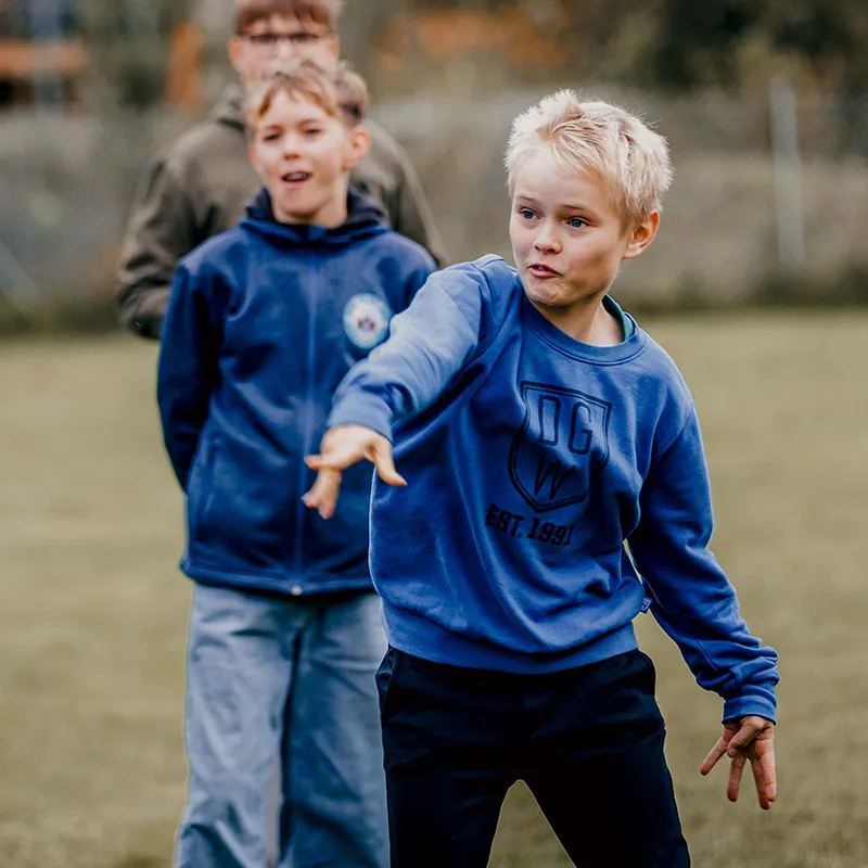 Elever kaster med boomerag