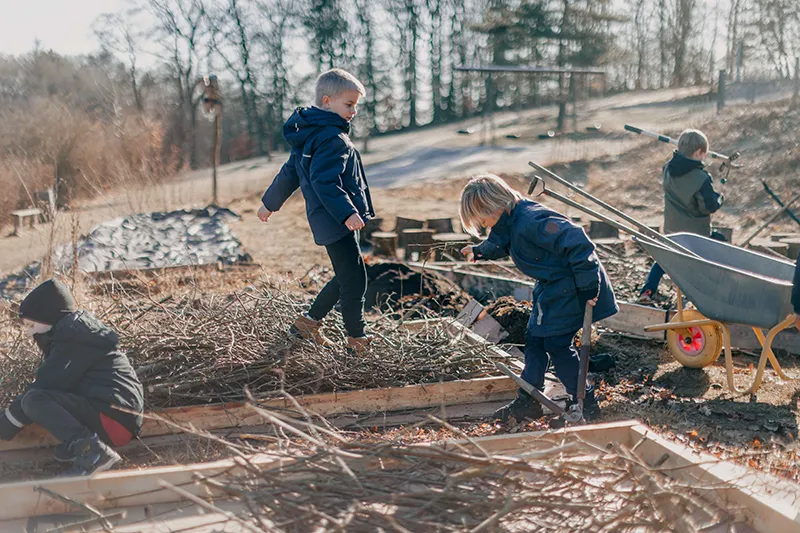 Elever arbejder med skolehave